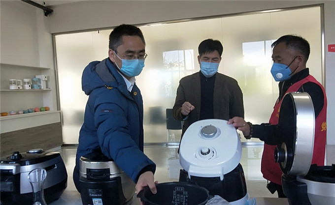 縣領(lǐng)導(dǎo)蒞臨華寶集團(tuán)慰問(wèn)指導(dǎo)工作